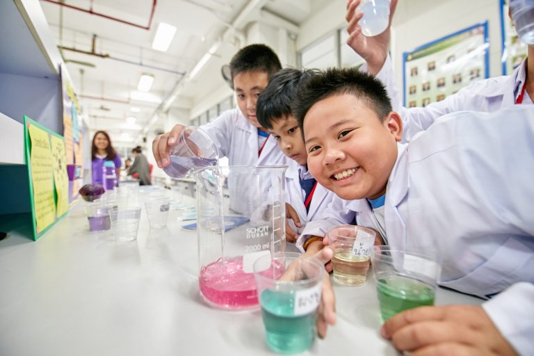 Enjoy Science_Happy scientists